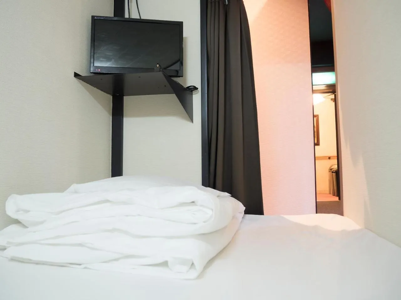 Capsule Hotel Hatagoya Tokyo Japan